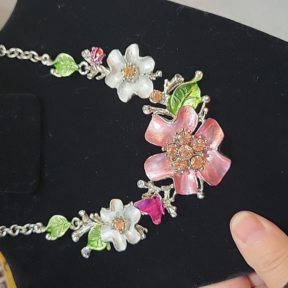 Rhinestone flower necklace